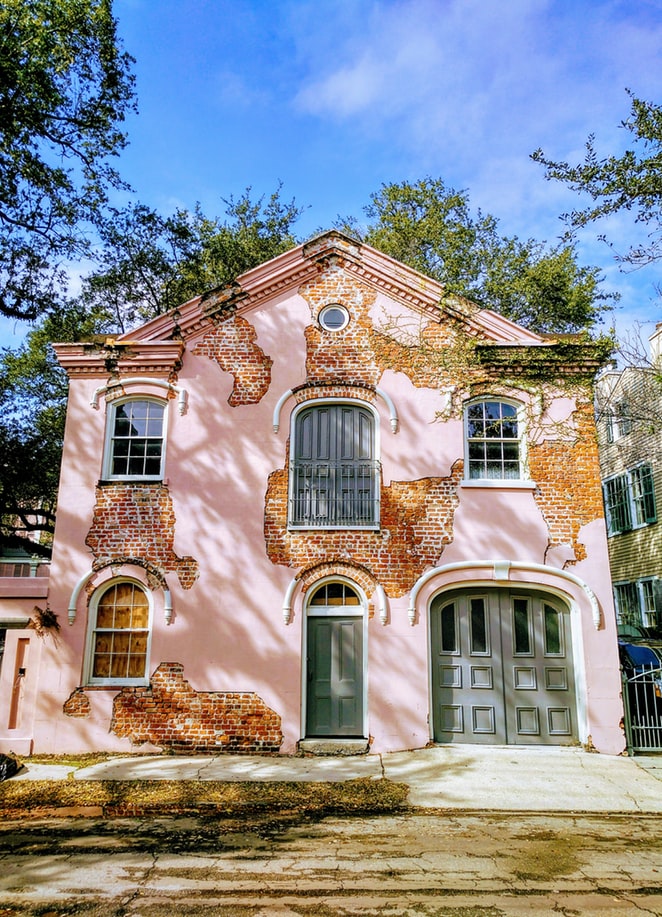 gorgeous baby pink building in new orleans, colorful house with blue sky