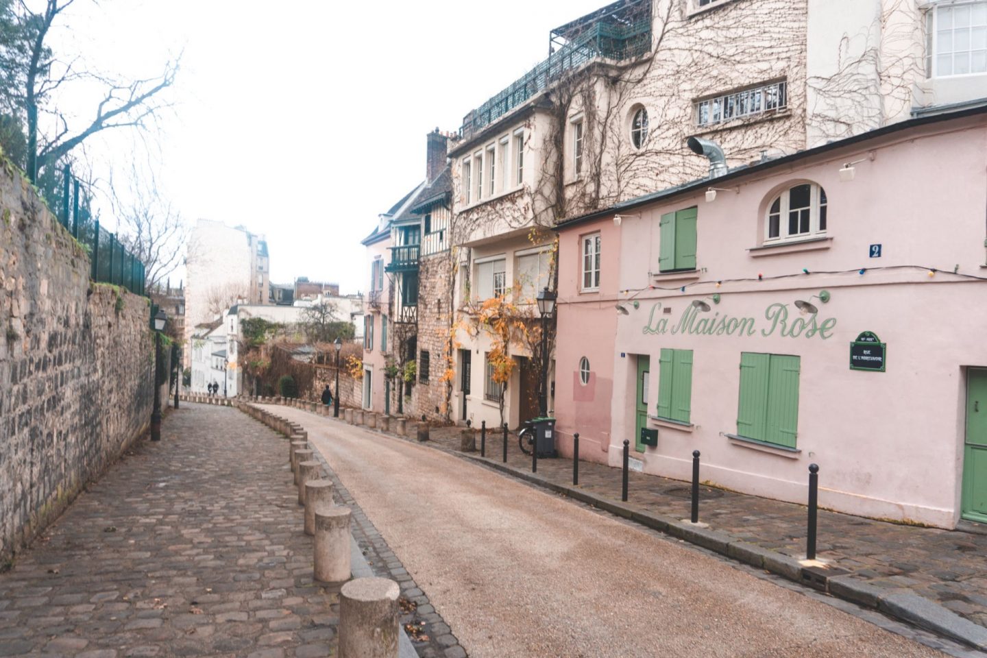 street in montmartre with cute houses, instagram spot in paris, montmartre and paris guide, pink house in paris