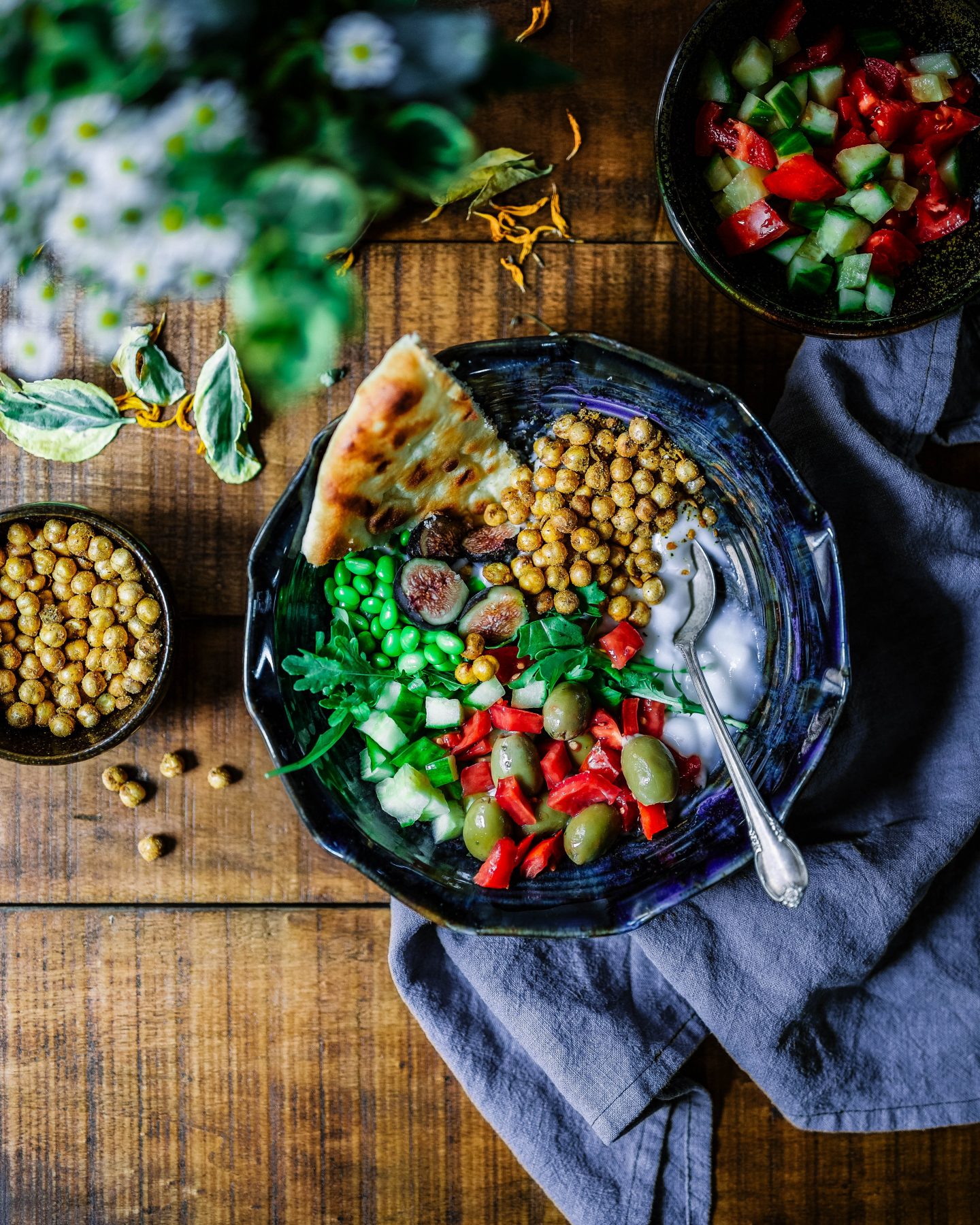 vegetarian or vegan meal with bread, lots of veggies, tips for vegan and vegetarian travellers