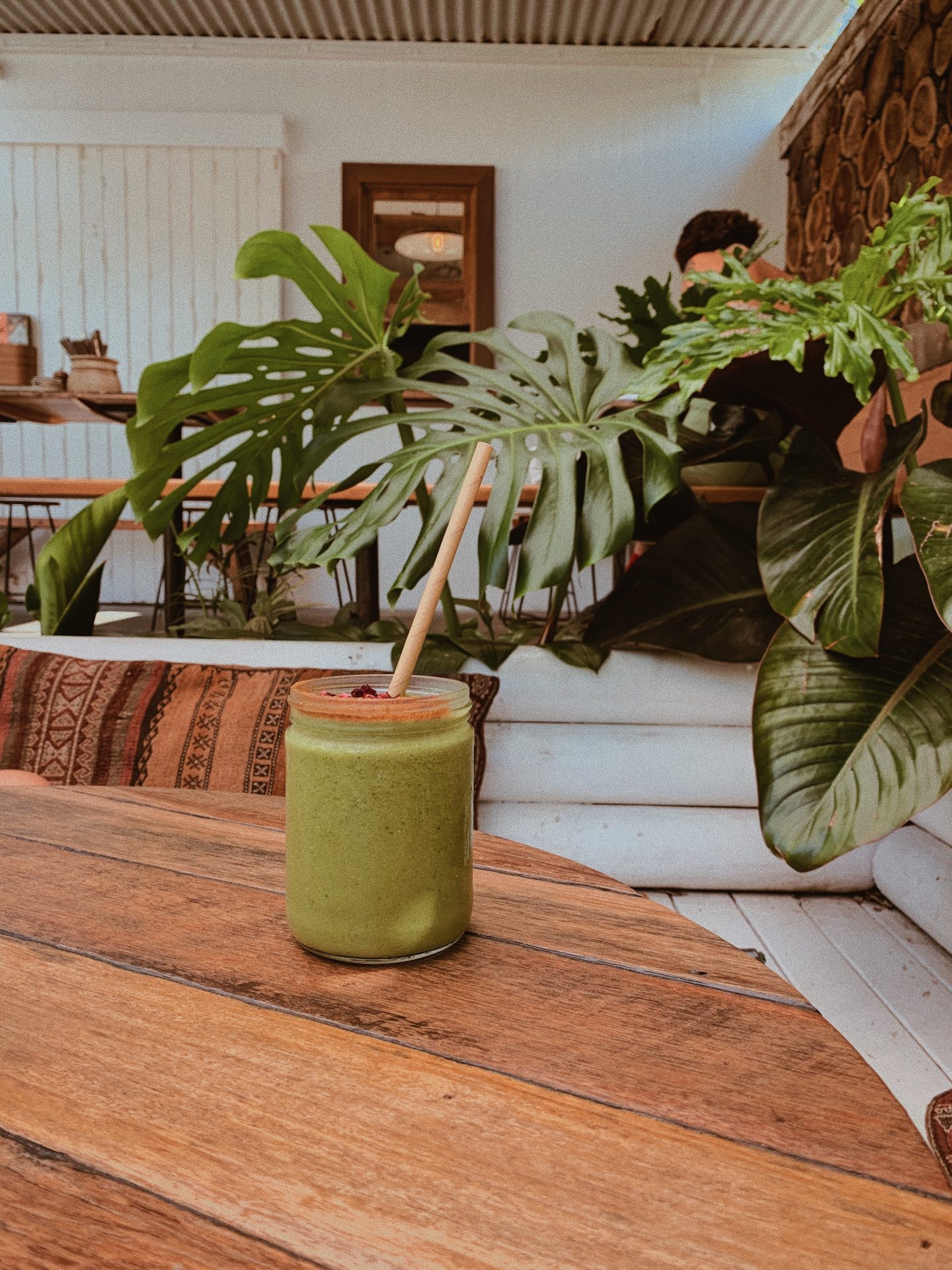 a green juice in a tropical surrounding, vegan and vegetarian restaurants, travel tips for vegans